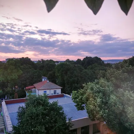 Cozy 2 Bedroom With Terrace Near The Beach And Park Varna