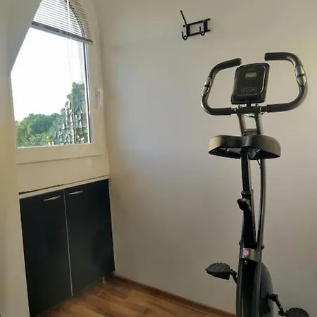 Апартамент Cozy 2 Bedroom With Terrace Near The And Park