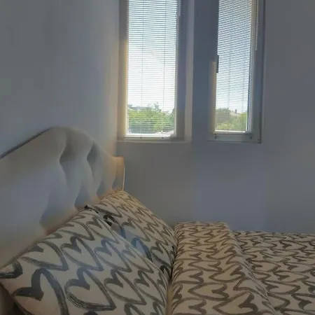 Апартамент Cozy 2 Bedroom With Terrace Near The And Park Варна
