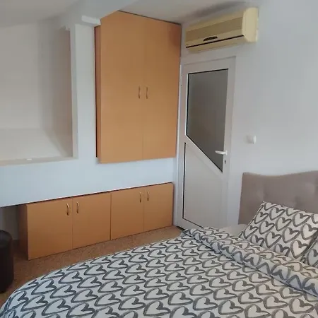Апартамент Cozy 2 Bedroom With Terrace Near The And Park Варна